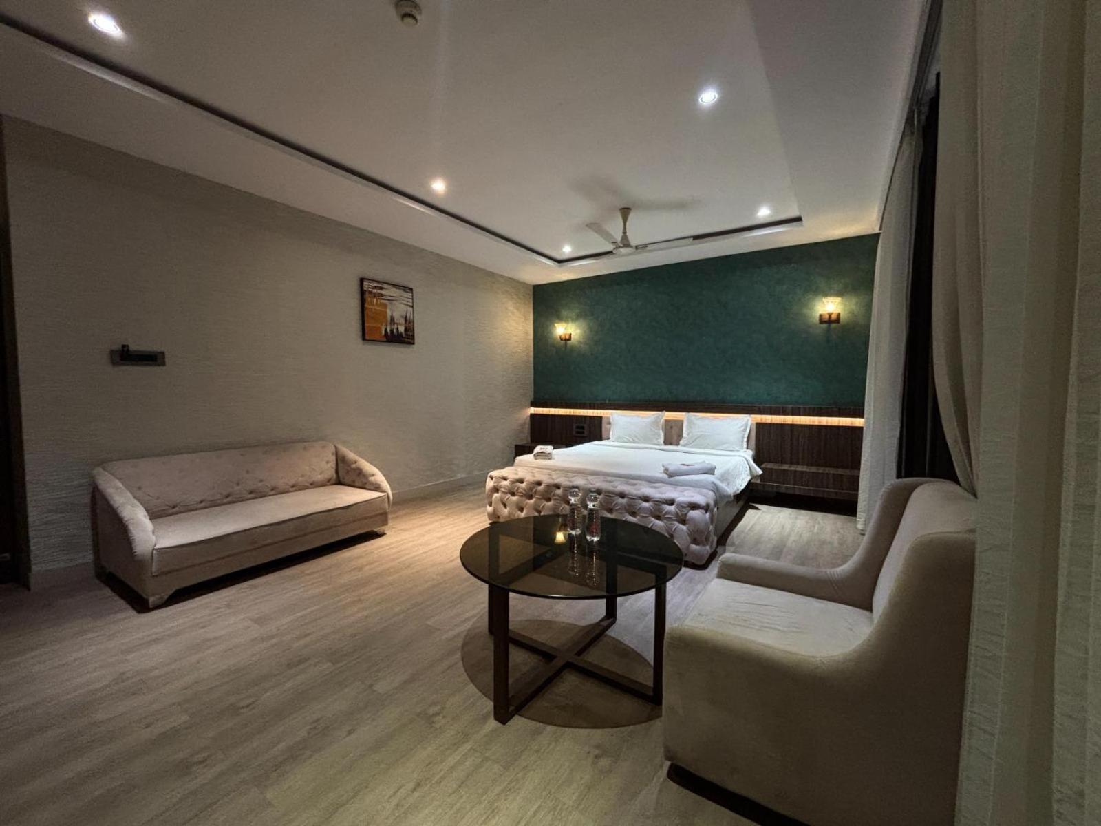 Hotel Elegant Inn Szúrat Kültér fotó