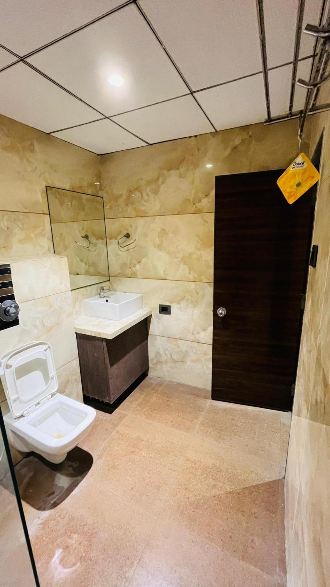 Hotel Elegant Inn Szúrat Kültér fotó