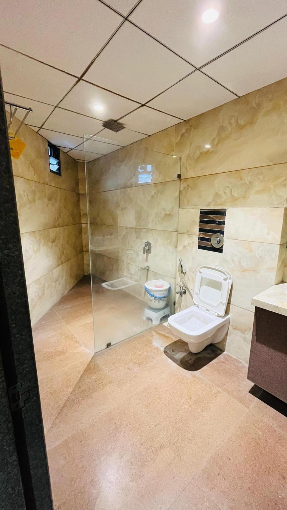 Hotel Elegant Inn Szúrat Kültér fotó