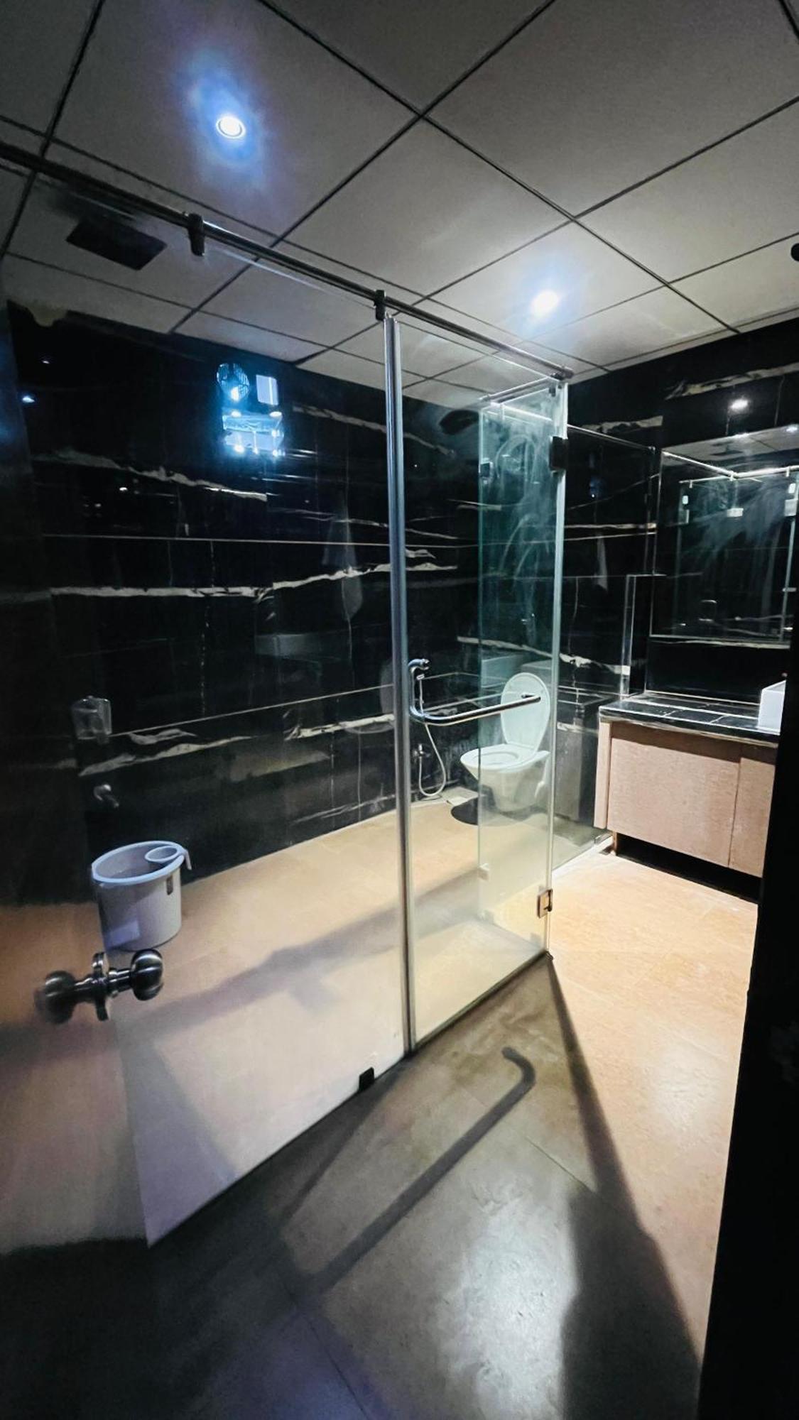 Hotel Elegant Inn Szúrat Kültér fotó