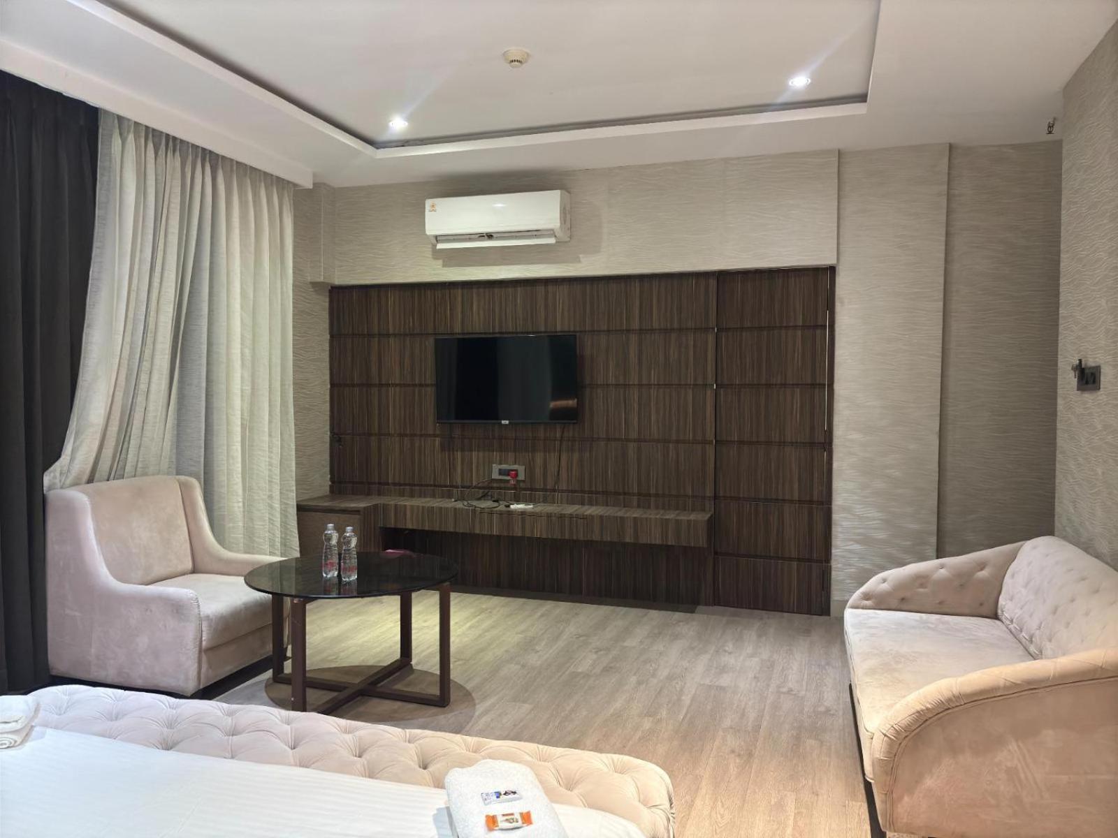 Hotel Elegant Inn Szúrat Kültér fotó
