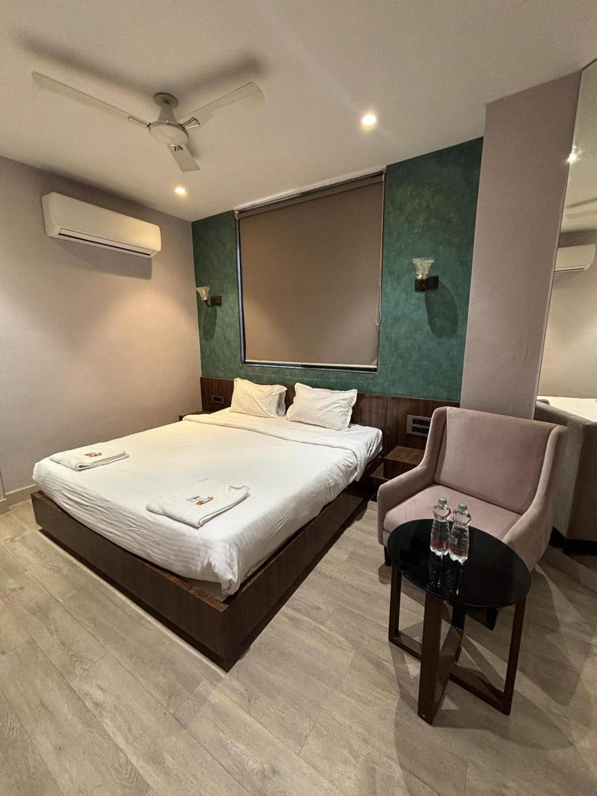 Hotel Elegant Inn Szúrat Kültér fotó