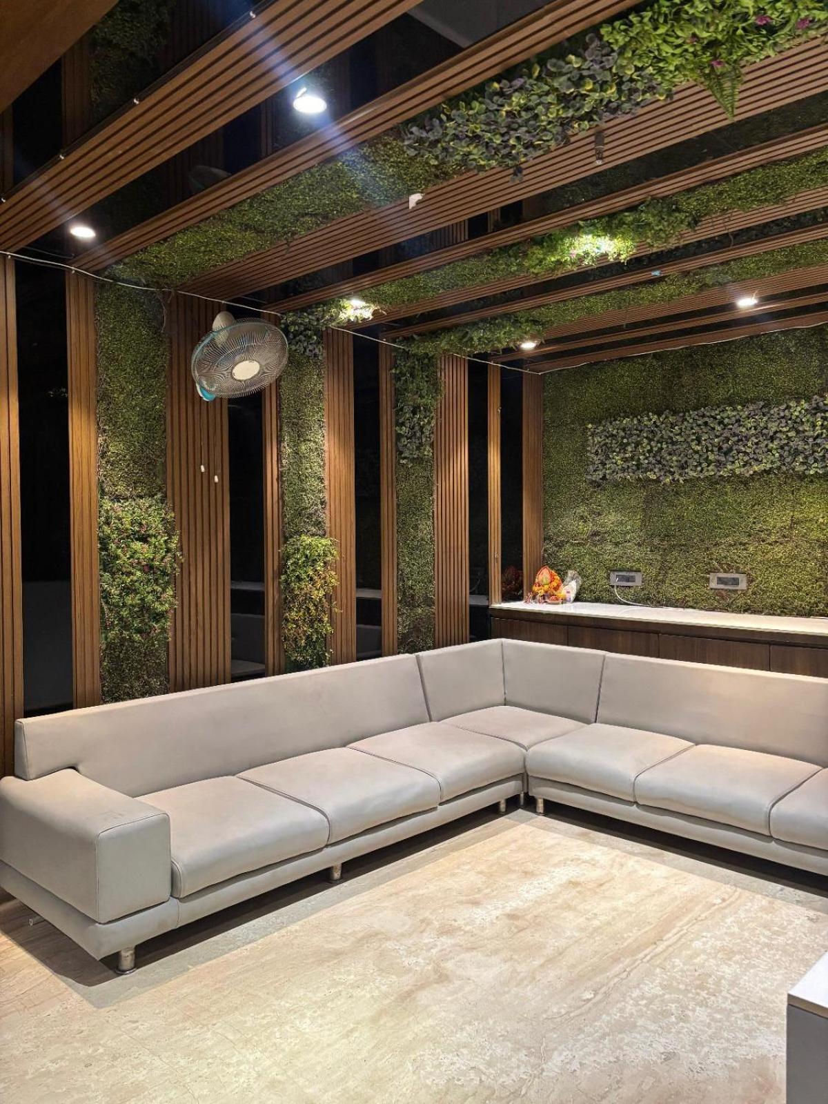 Hotel Elegant Inn Szúrat Kültér fotó