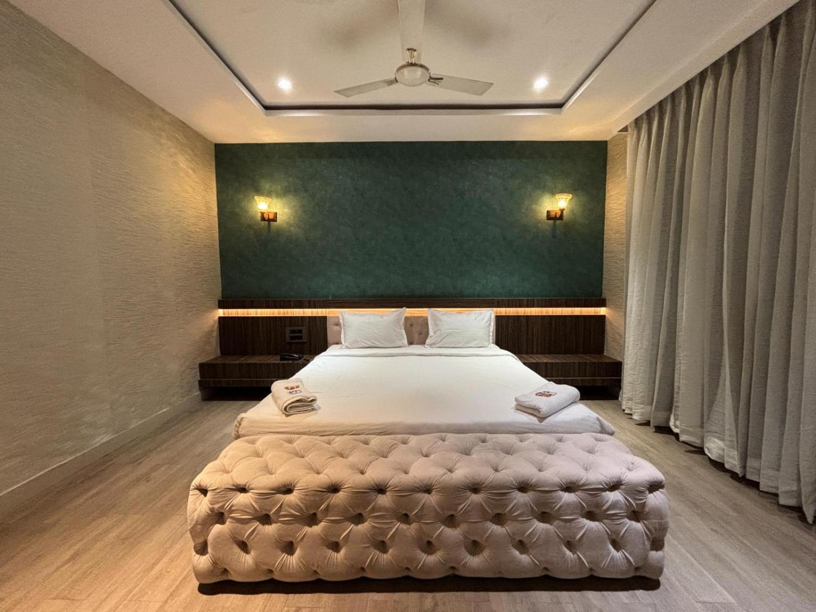 Hotel Elegant Inn Szúrat Kültér fotó