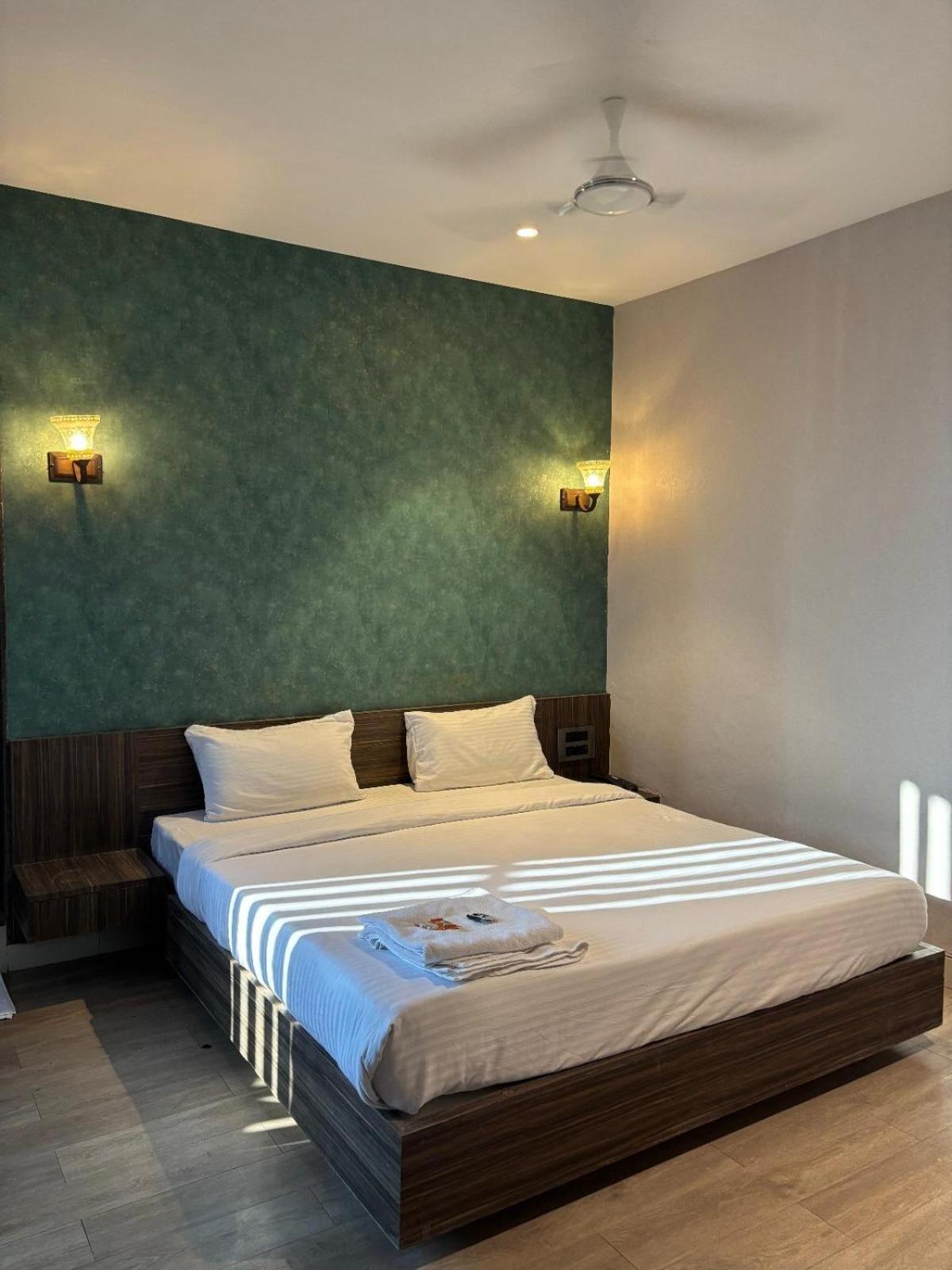 Hotel Elegant Inn Szúrat Kültér fotó