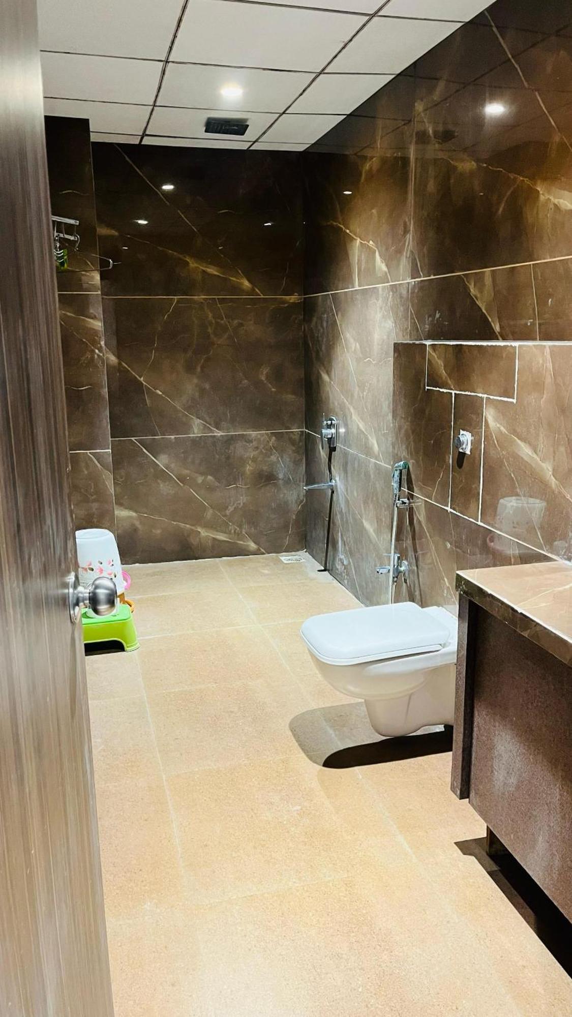 Hotel Elegant Inn Szúrat Kültér fotó