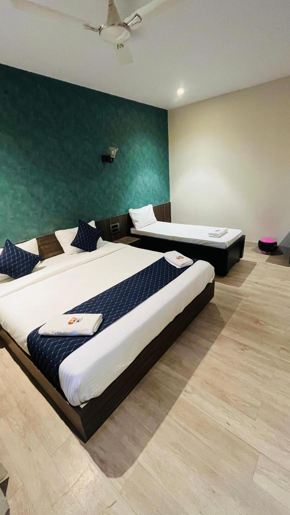 Hotel Elegant Inn Szúrat Kültér fotó