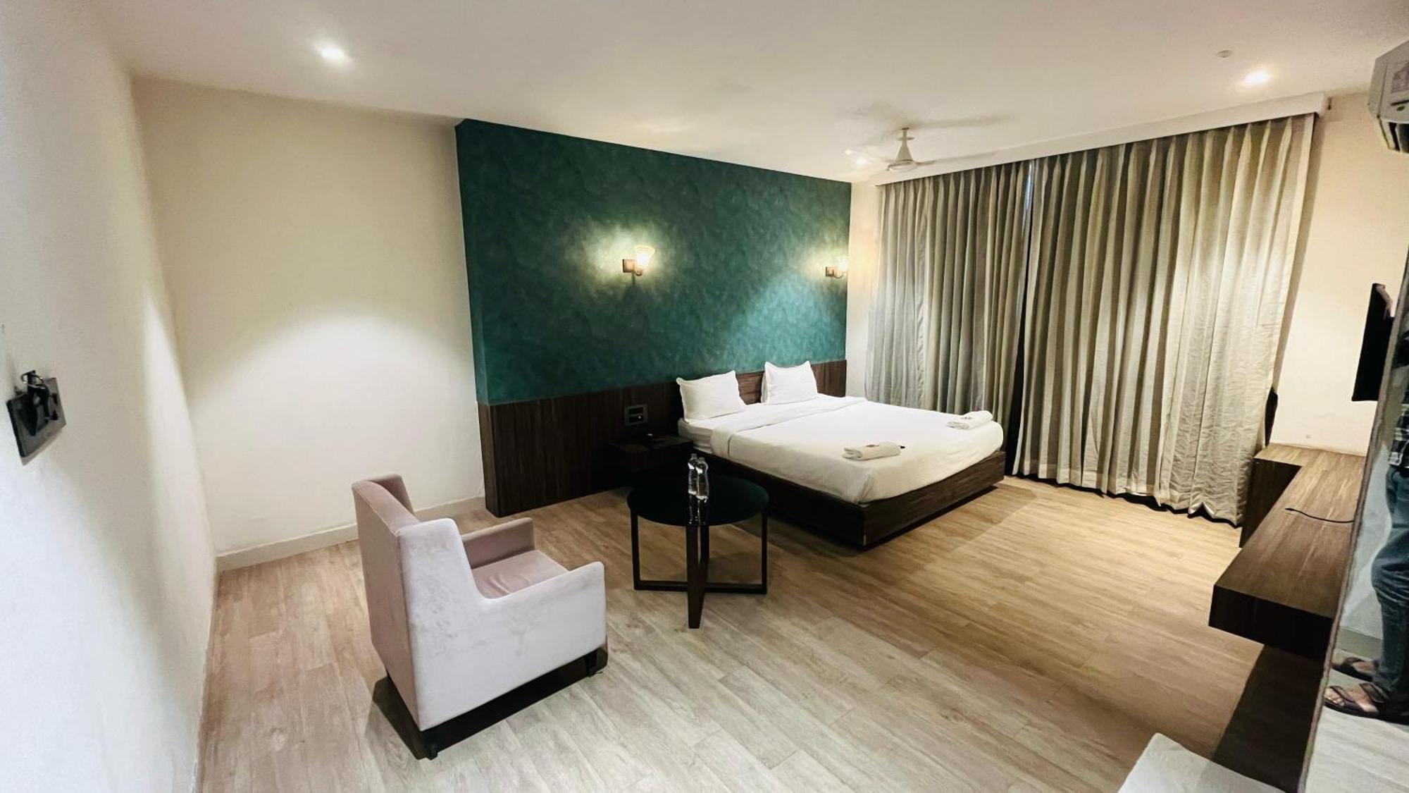 Hotel Elegant Inn Szúrat Kültér fotó