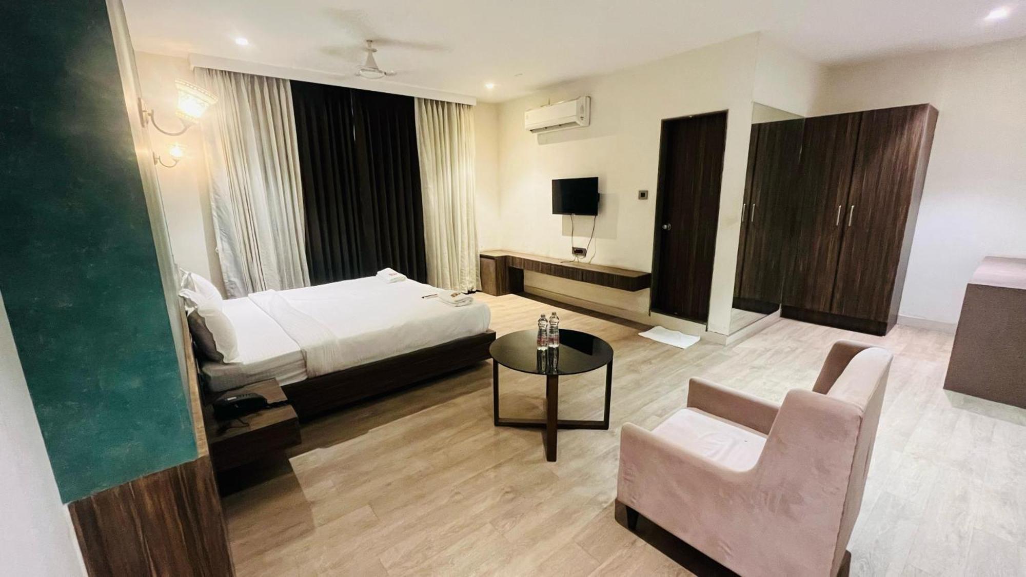 Hotel Elegant Inn Szúrat Kültér fotó