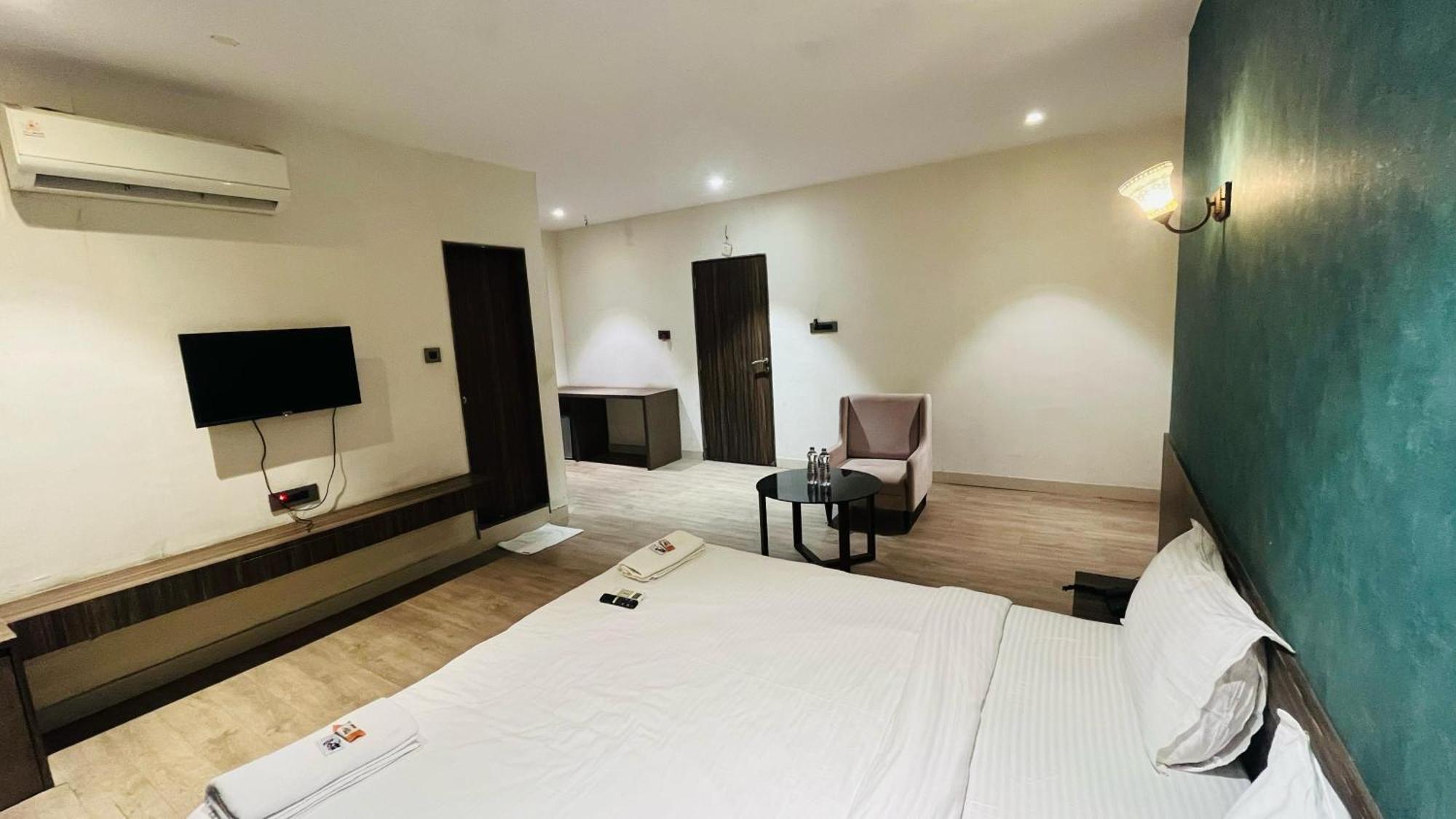 Hotel Elegant Inn Szúrat Kültér fotó